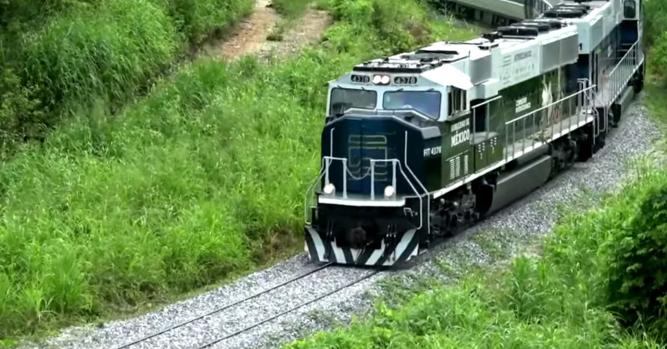 Tren de pasajeros en una vía ferroviaria