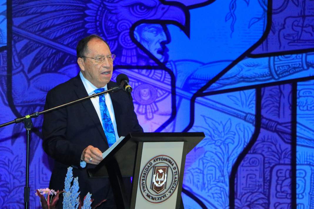 Alejandro Palma durante el Congreso de Educación 2026 en la UATx.