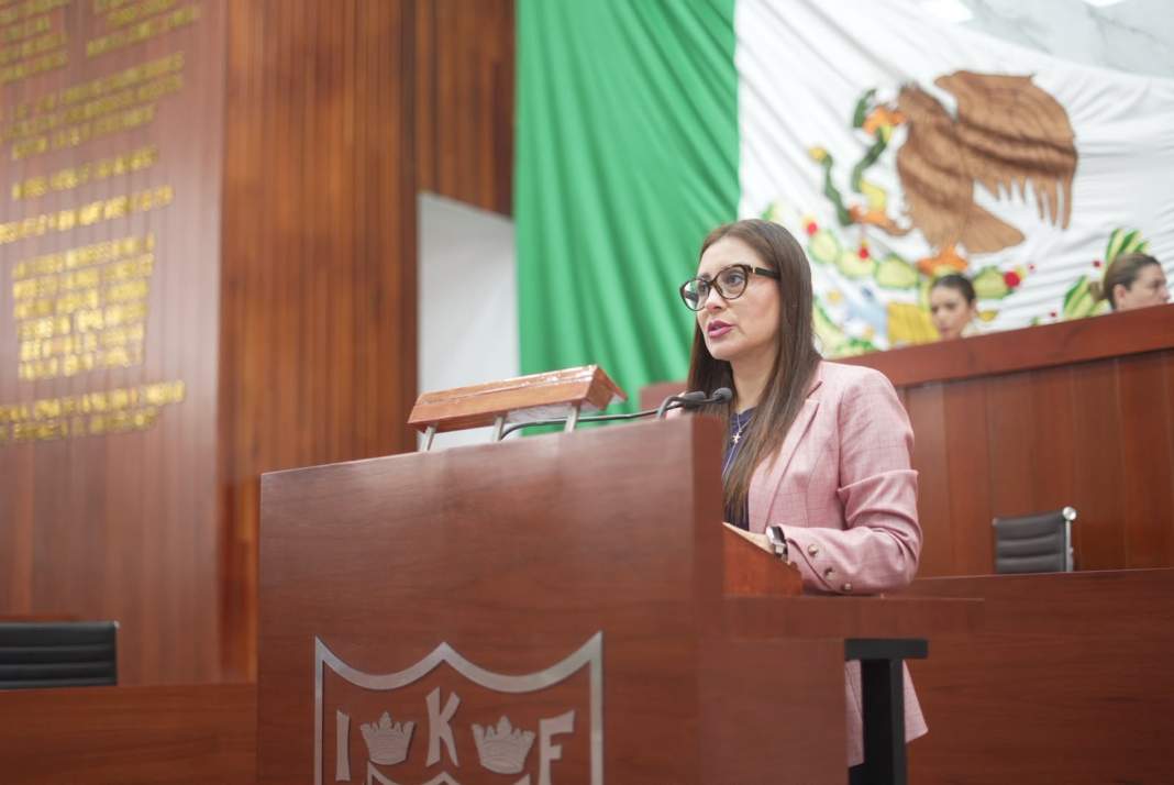 Diputada Reyna Flor Báez durante sesión del Congreso de Tlaxcala