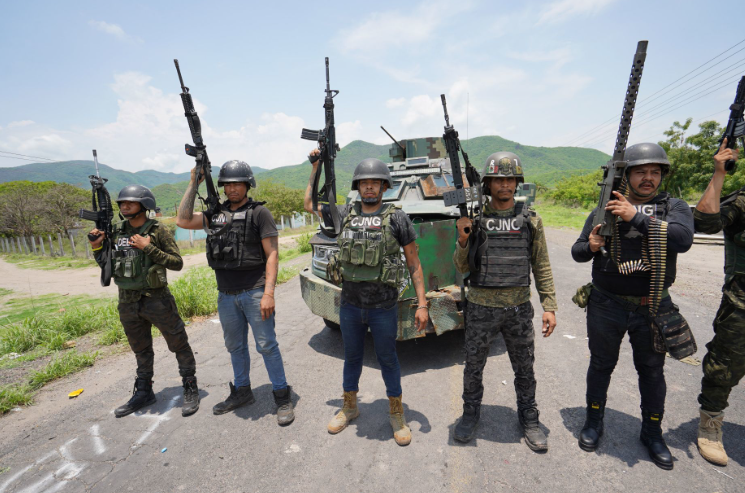 Policías de Ecuador durante operativo contra banda ligada al CJNG
