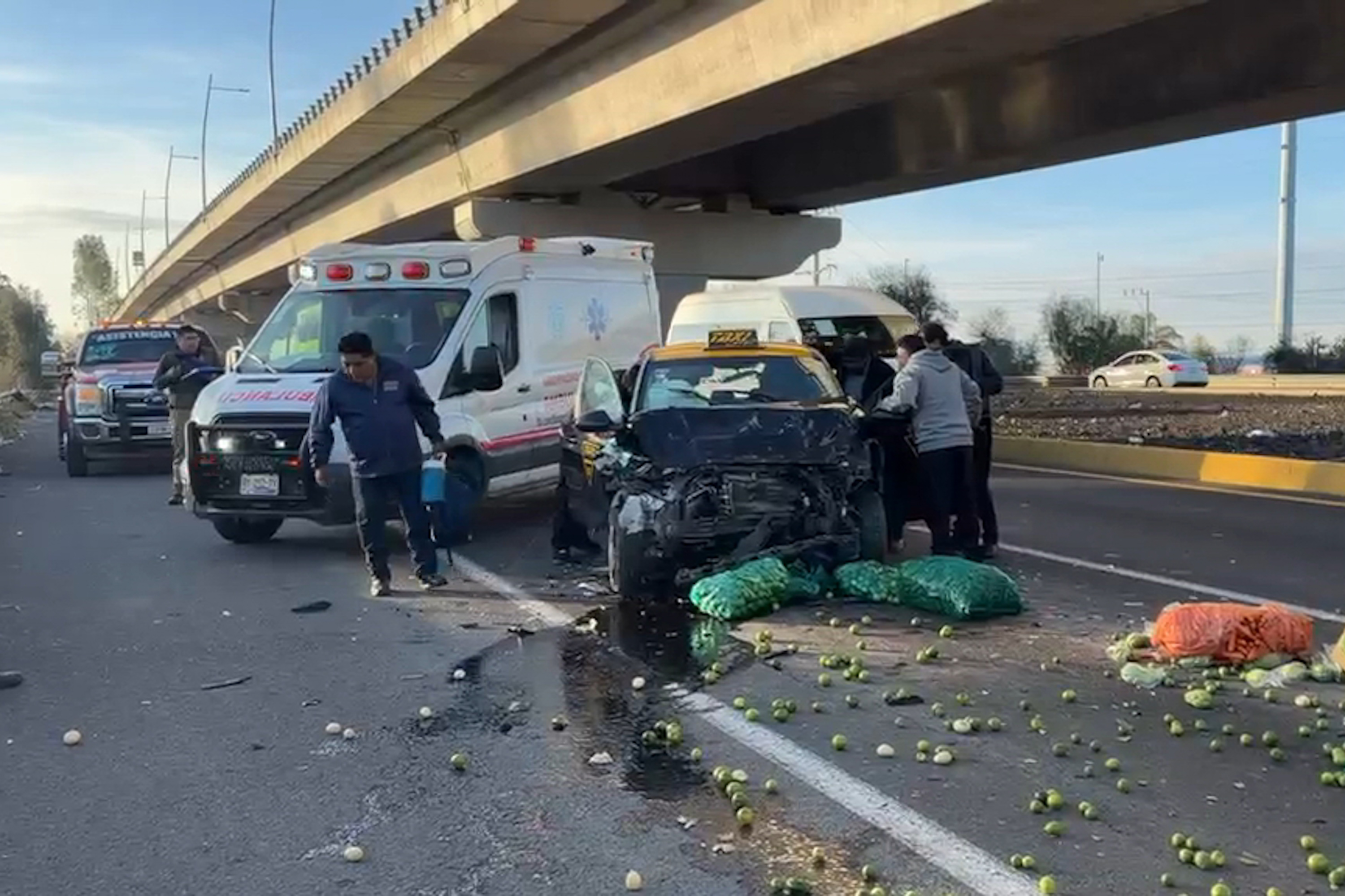Taxista queda prensado tras choque