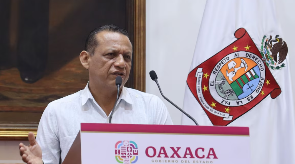 Bombero Francisco Vásquez al frente de Juchitán