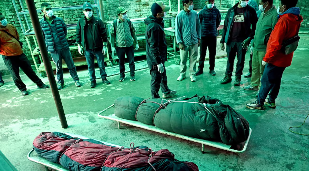 Rescatistas buscan personas tras una avalancha en Nepal.