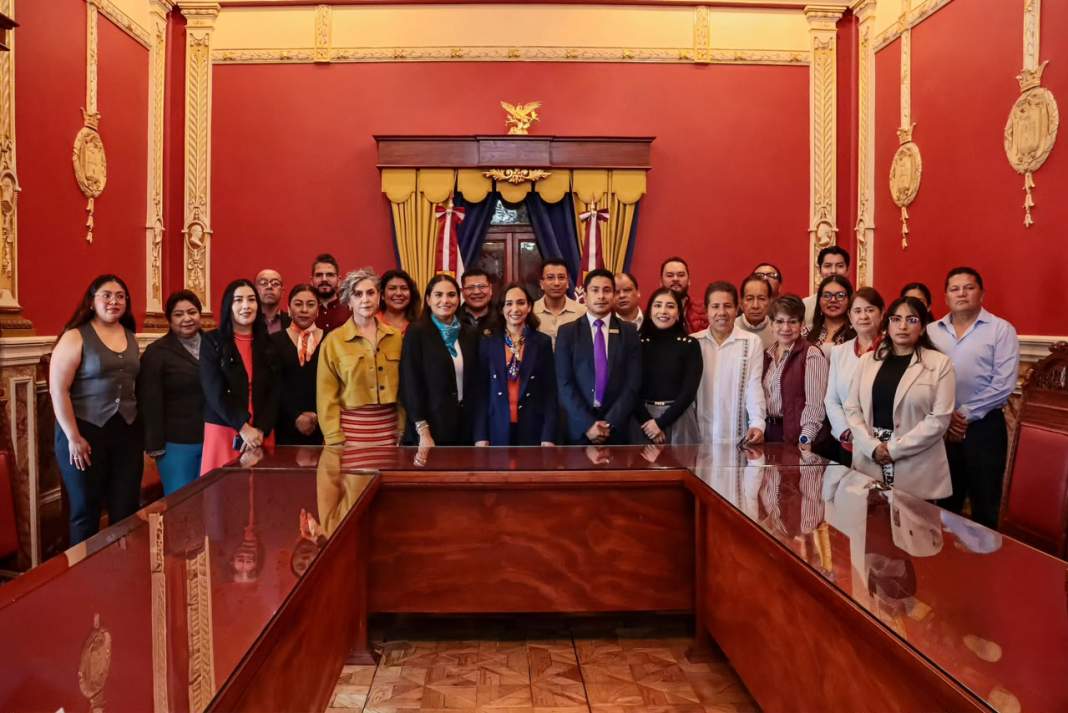 Funcionarios durante sesión sobre inclusión y discapacidad en Tlaxcala