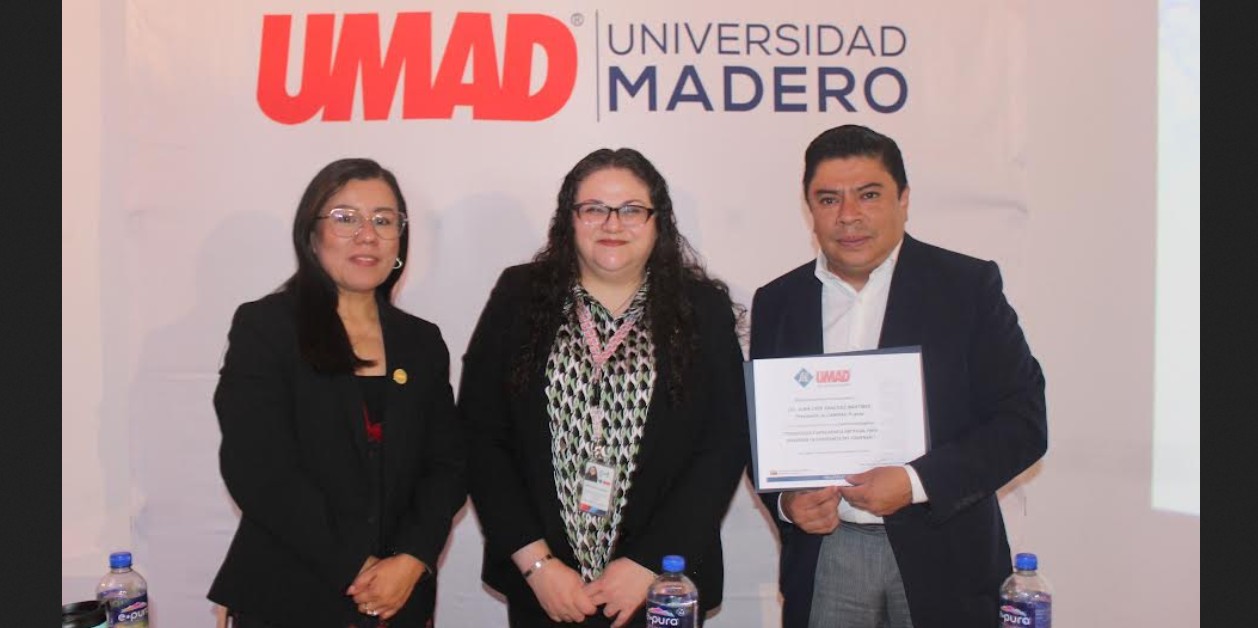 Especialistas y estudiantes de UMAD durante conferencia sobre IA y turismo.