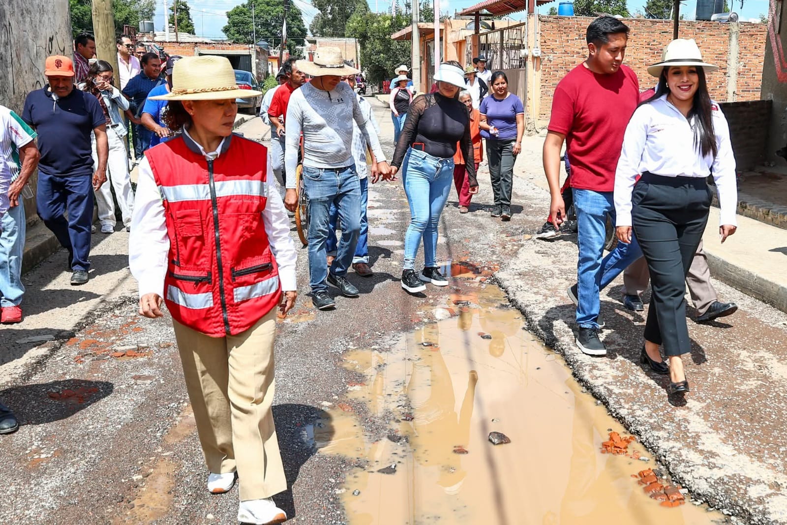 Arranca Tonantzin Fernández pavimentación de calle en Cuachayotla tras años de deterioro