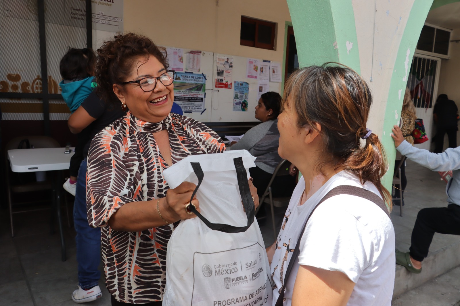 Teresa Alfaro entrega apoyos alimentarios en comunidades de Cuautlancingo