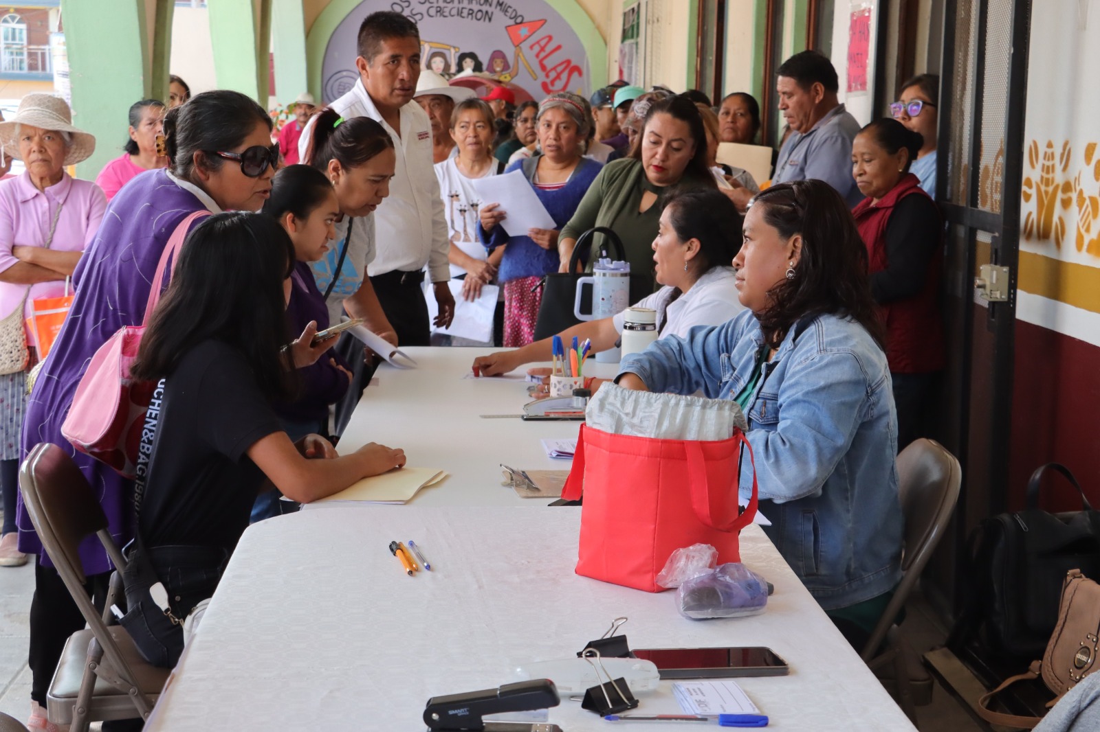 Teresa Alfaro entrega apoyos alimentarios en comunidades de Cuautlancingo