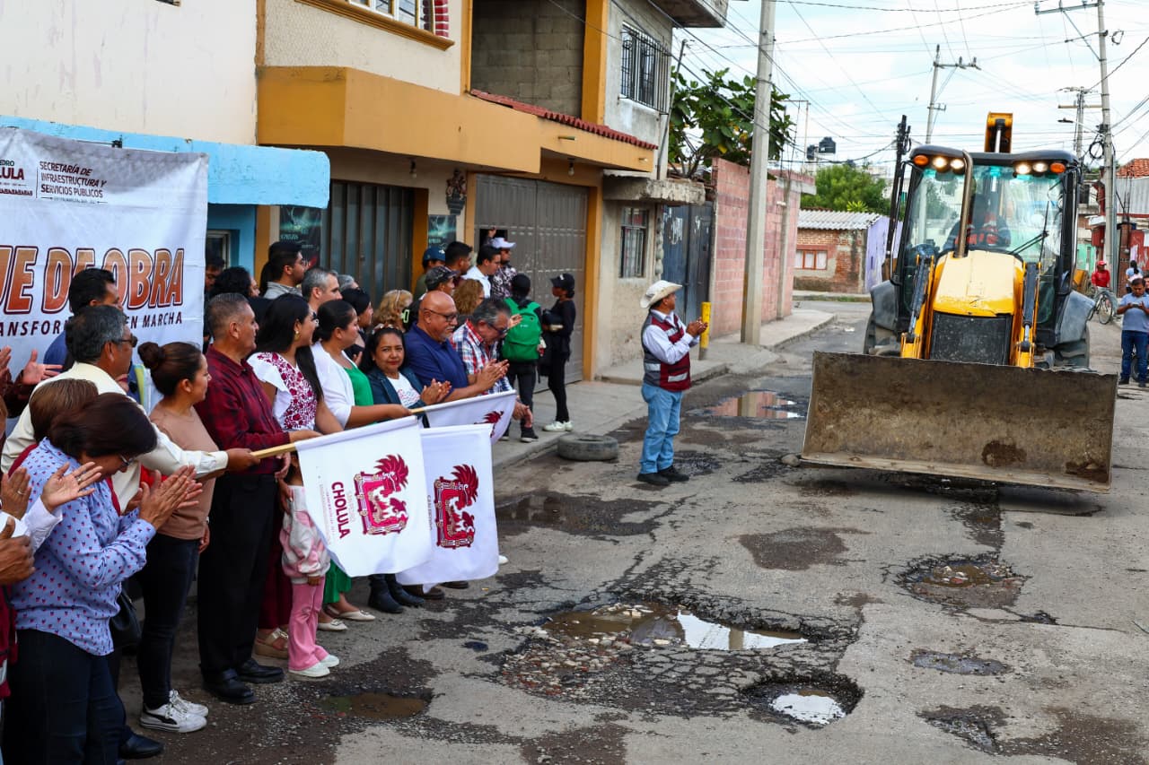 Tonantzin Fernández atiende rezago histórico en vialidades de Santiago Momoxpan y San Diego Cuachayotla