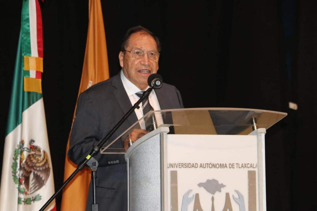Rector Alejandro Palma durante aniversario de Agrobiología UATx