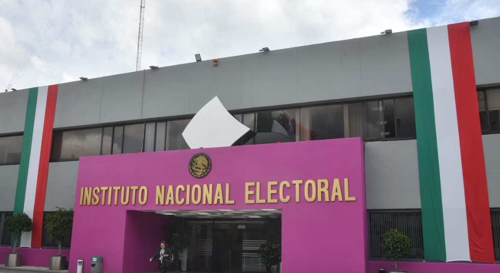 Personal del INE durante una sesión institucional.