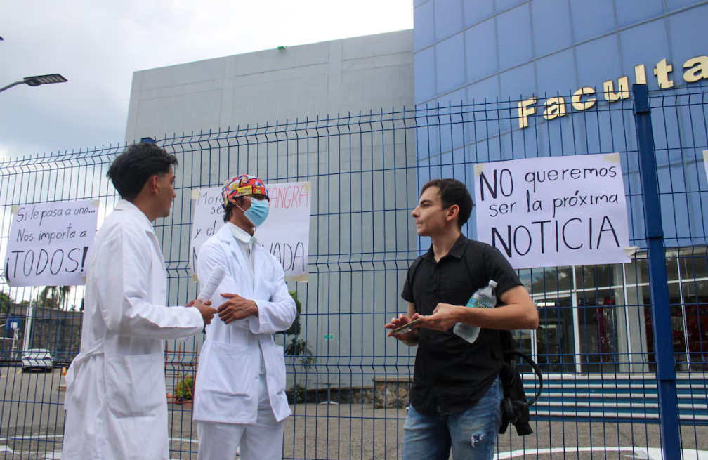 Familiares y estudiantes exigen justicia por alumnos asesinados en Morelos.