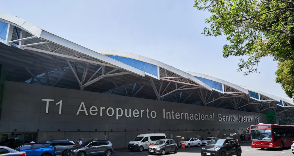 Taxistas bloquean acceso a Terminal 1 del AICM