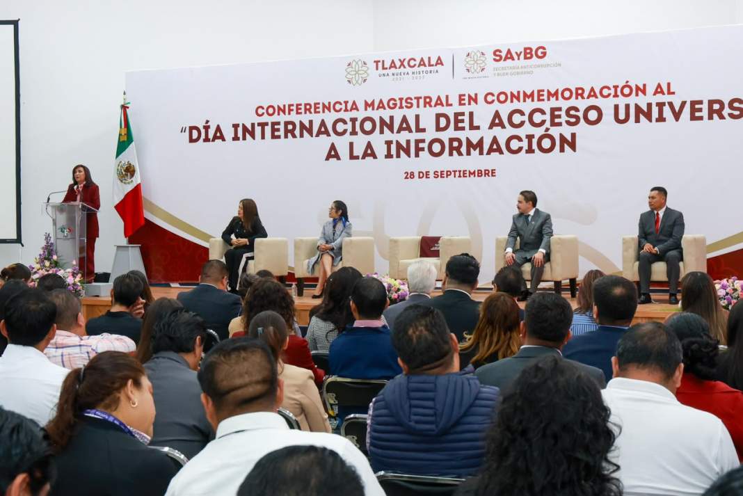 Lorena Cuéllar durante acto sobre acceso a la información pública.