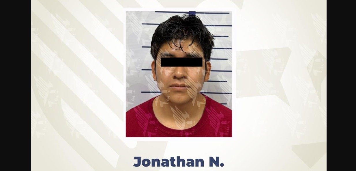 Agentes de la Fiscalía de Puebla durante una detención.