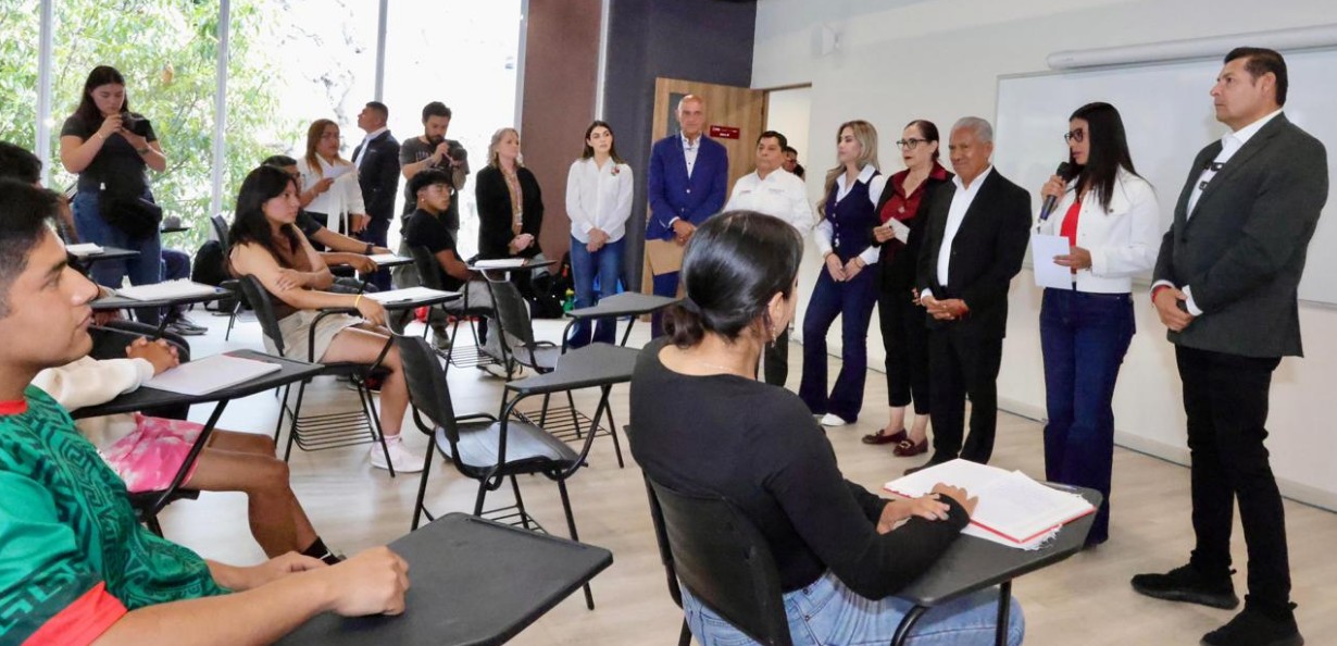 Estudiantes de la Universidad del Deporte de Puebla durante un recorrido