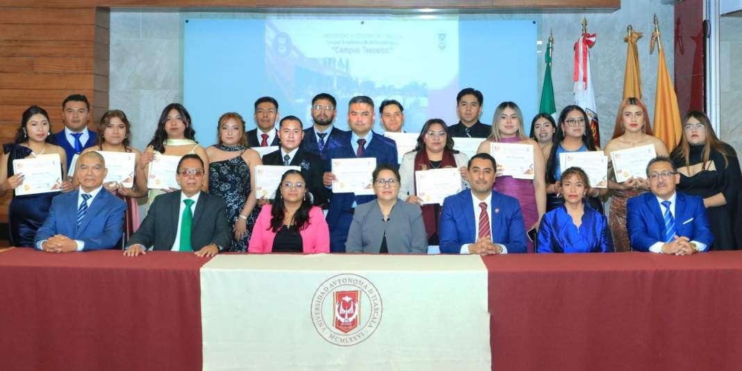 Egresados de Derecho durante su ceremonia de graduación en Campus Teacalco de la UATx.