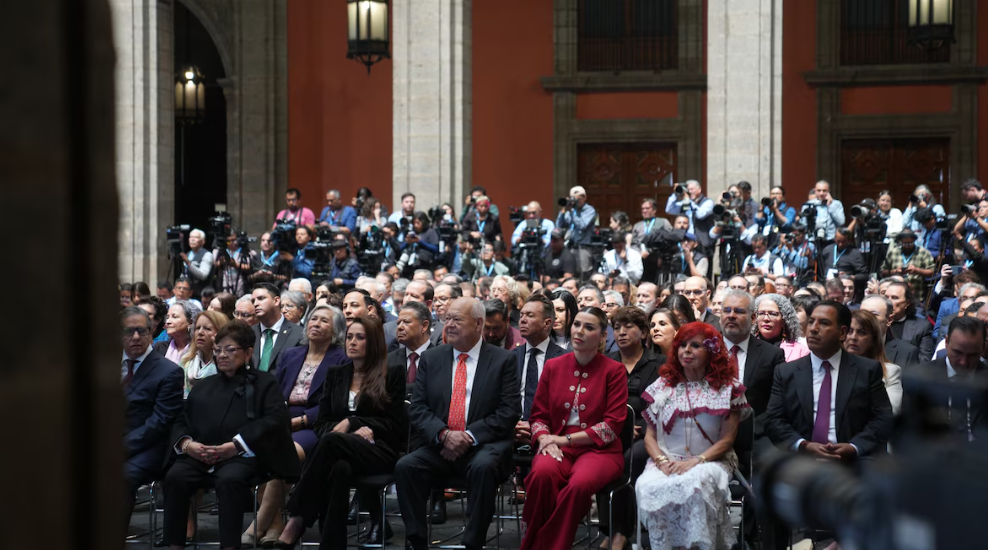 Funcionarios y familiares durante el Segundo Informe de Claudia Sheinbaum.