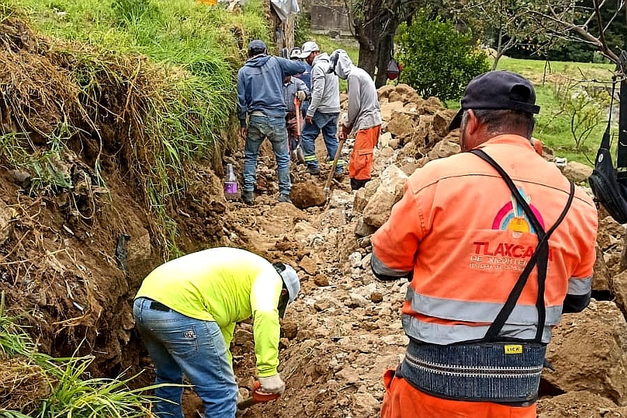 Trabajadores retiran material de la barda dañada del Exconvento de San Francisco.