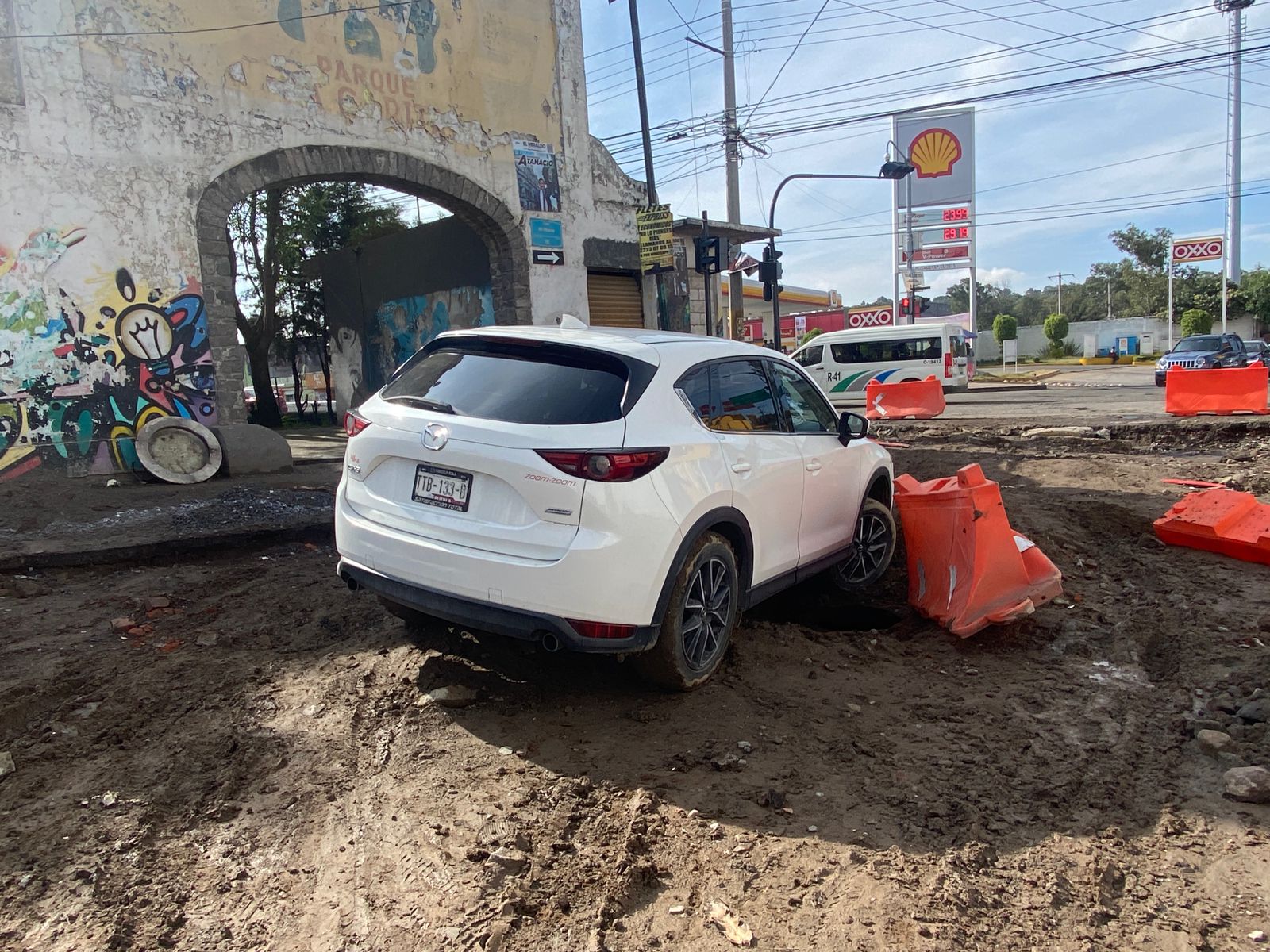 ¡Quedó atrapada! Camioneta termina en plena obra