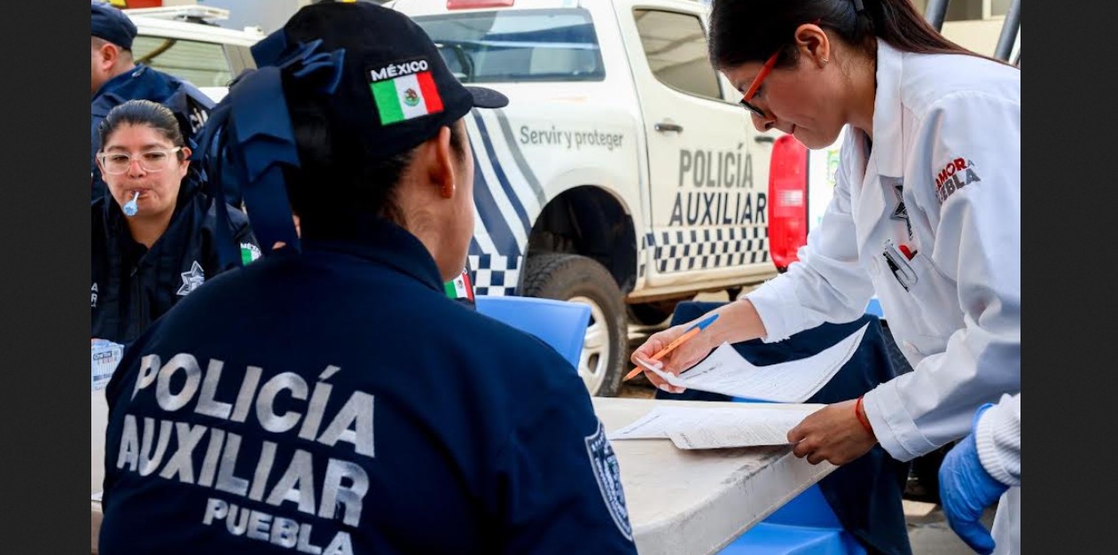 Guardias de la Policía Auxiliar durante pruebas toxicológicas