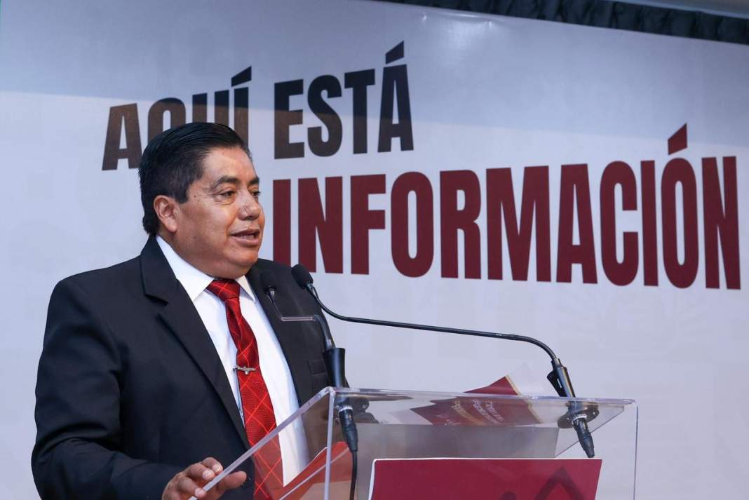Artesanos tlaxcaltecas muestran piezas tradicionales durante una exposición.