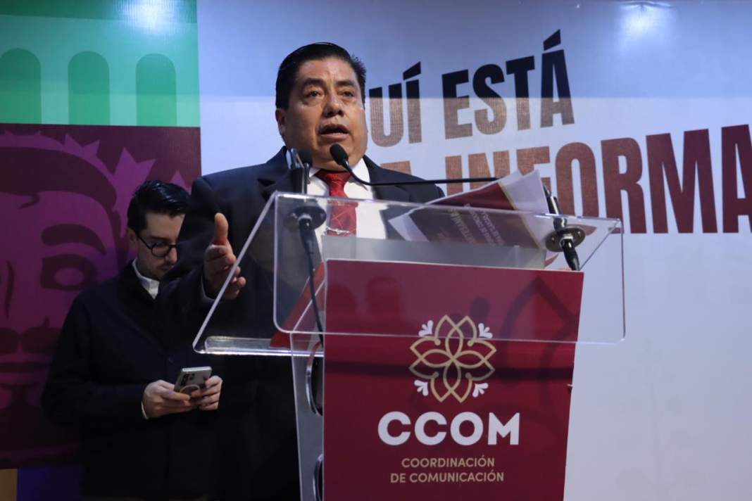 Artesano trabaja una técnica tradicional de Tlaxcala.
