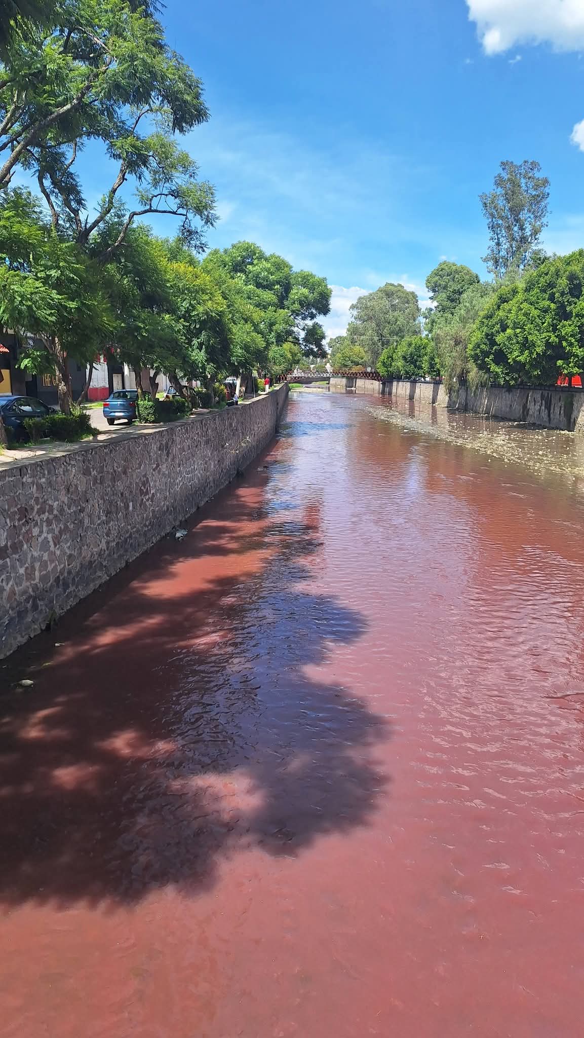 Alerta ambiental: Río Zahuapan vuelve a teñirse de rojo por presuntas descargas industriales