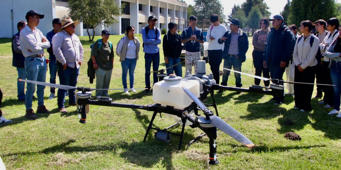 Dron Agras T70 sobre cultivo de maíz
