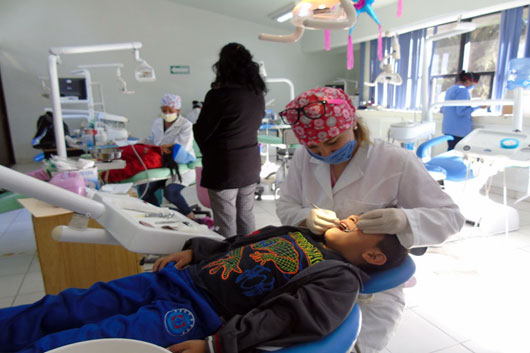 Niña recibe atención dental durante una campaña de salud bucal en Tlaxcala.