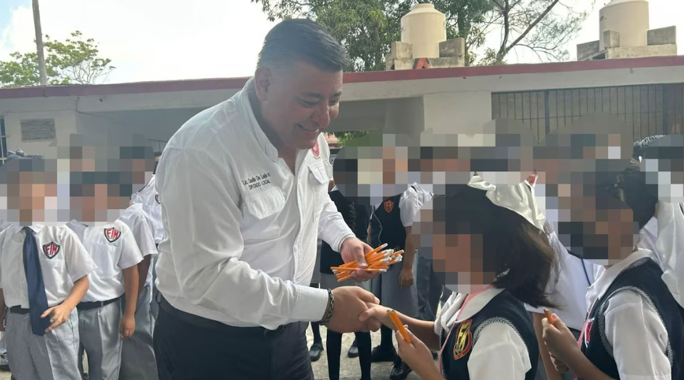 Diputado entrega lápices a estudiantes de primaria en Ciudad Madero
