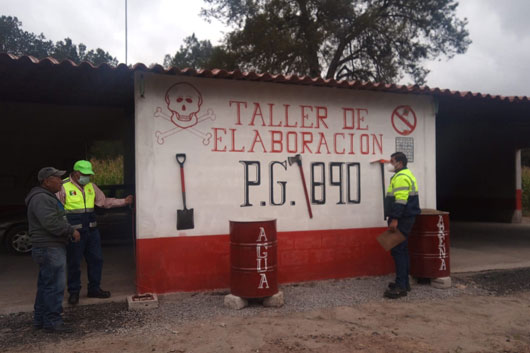 Personal de Protección Civil revisa un taller de pirotecnia en Tlaxcala.