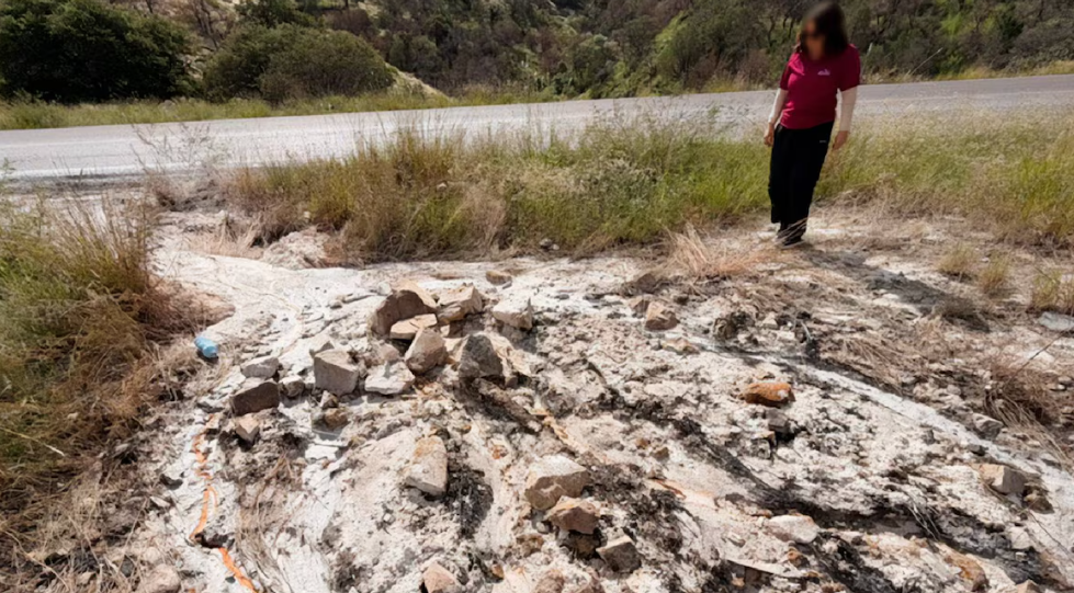 Tractocamión volcado tras derrame de ácido sulfúrico en Sonora