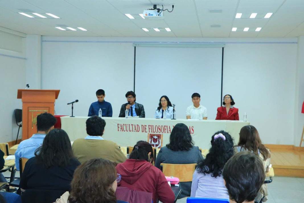 Autoridades y estudiantes durante el aniversario de Lengua y Literatura en la UATx.