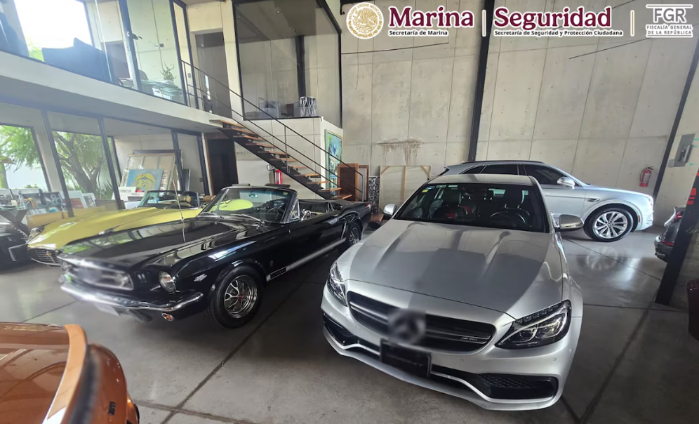 Autoridades aseguran 39 autos de lujo durante operativo en Puebla.