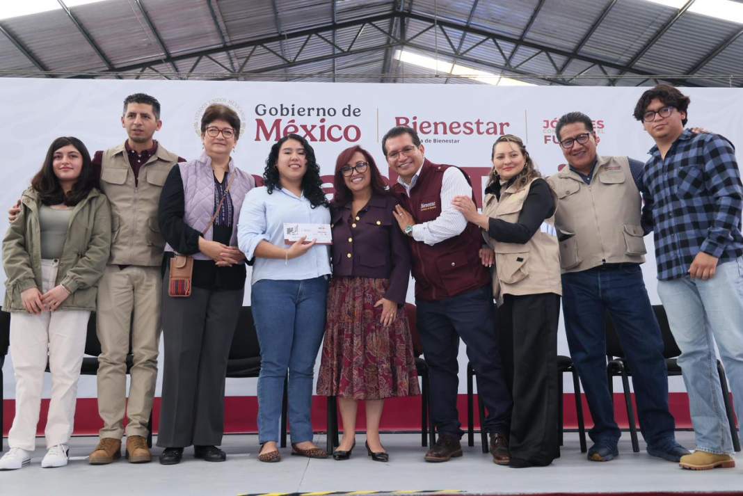 Entrega de tarjetas del programa Jóvenes Construyendo el Futuro a jóvenes de Tlaxcala.