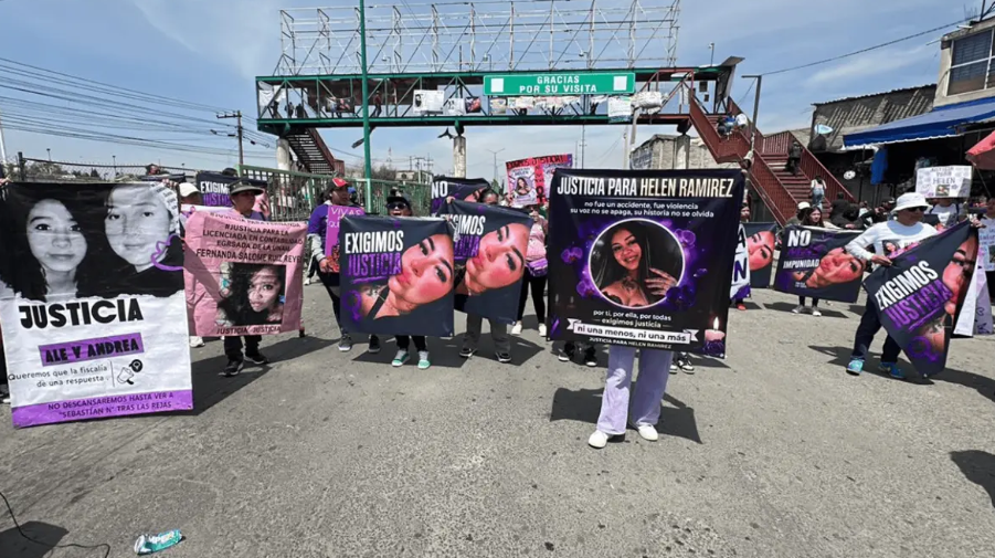 Familiares de Helen Ramírez protestan en Bordo de Xochiaca.