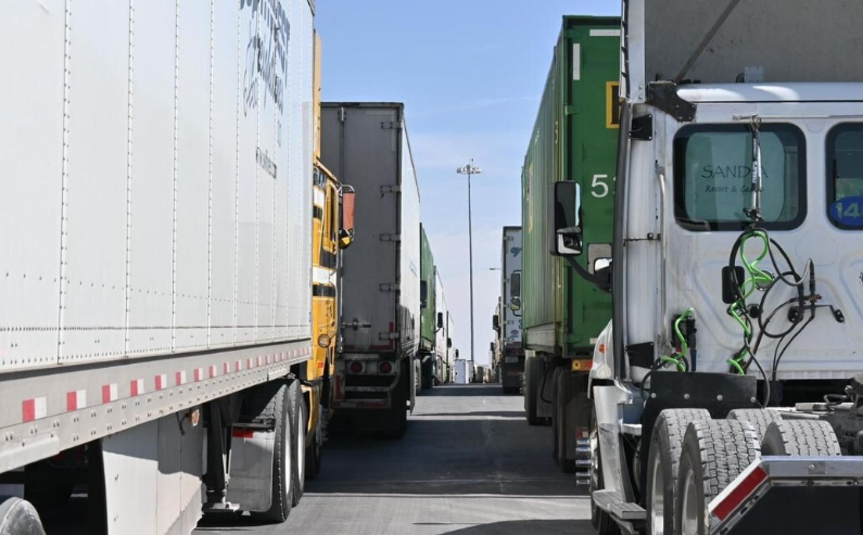 Camión de carga circulando por una carretera en México.  Contenido completo optimizado