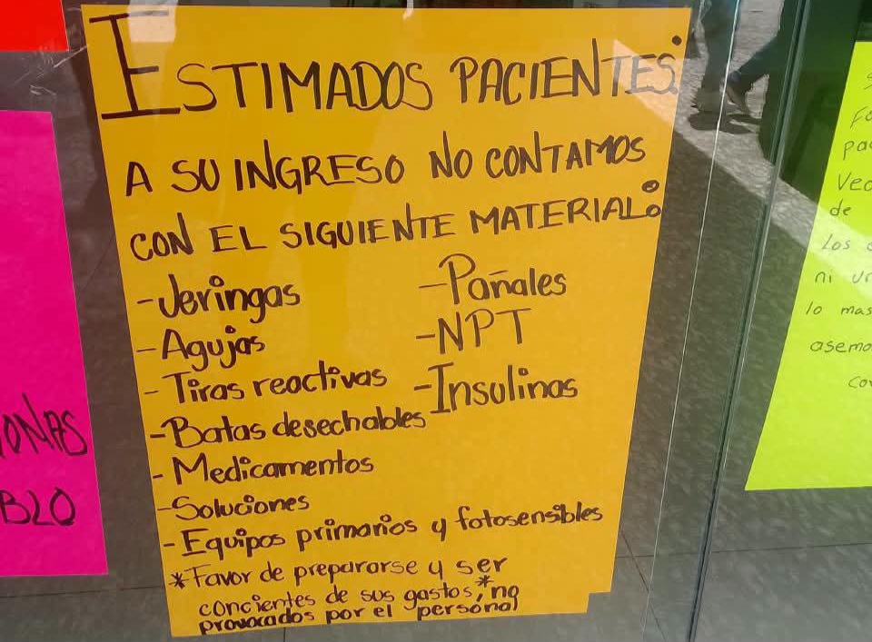 Con cartulinas exhiben crisis de suministros en el Hospital Regional de Tzompantepec