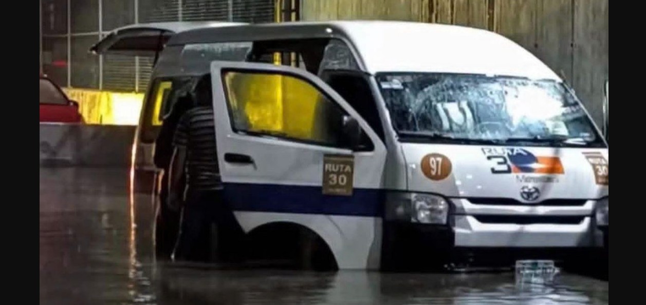 Combi atrapada en una inundación