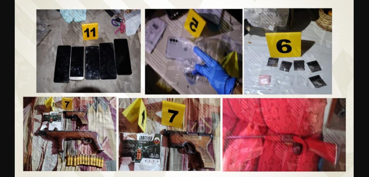 Armas y objetos asegurados durante cateos en Coronango