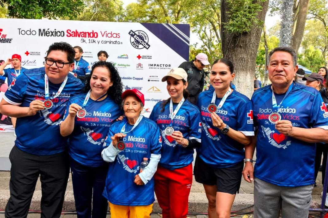 Personas participan en carrera de la Cruz Roja en Tlaxcala.