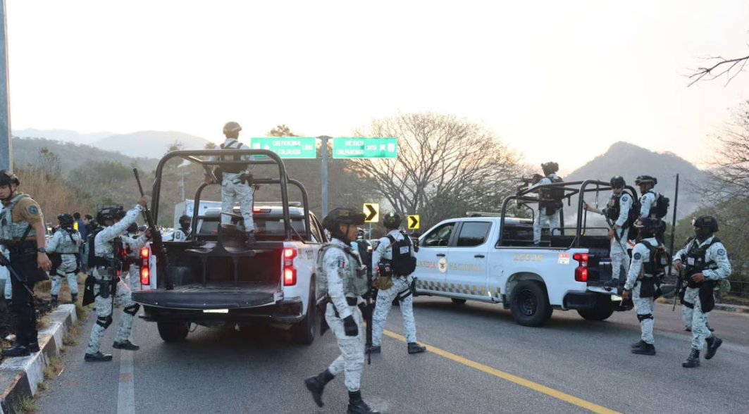 Tres cuerpos fueron hallados a un costado de una carretera en Guerrero.