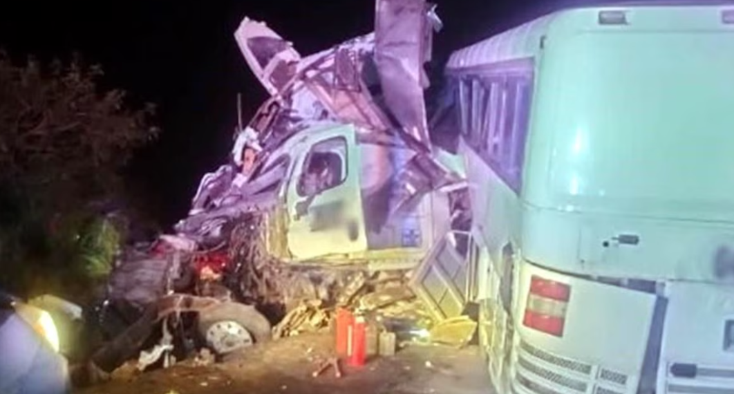 Autobús accidentado en una carretera de Nayarit