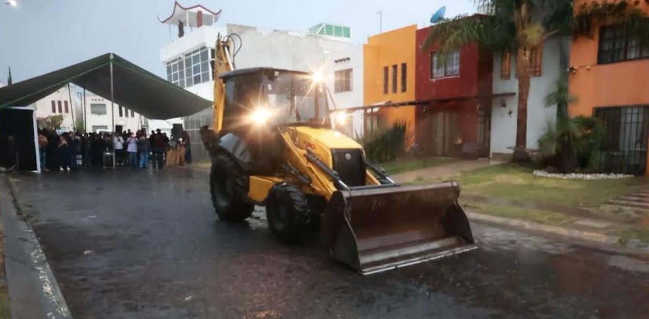 Ariadna Ayala durante el inicio de una obra en Atlixco.
