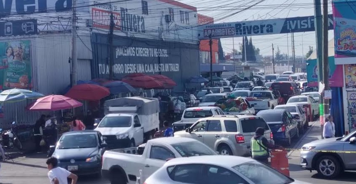 Bodegueros de la Nave A en la Central de Abasto de Puebla.