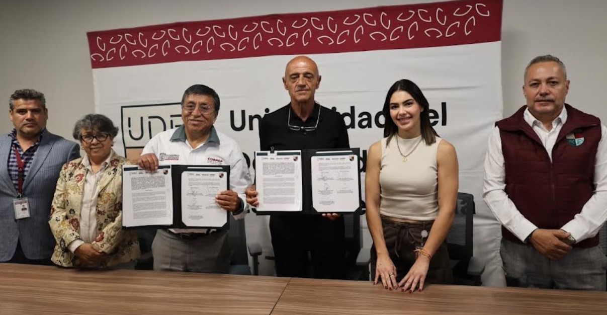 Autoridades del COBAEP y la UDEP durante la firma del convenio.