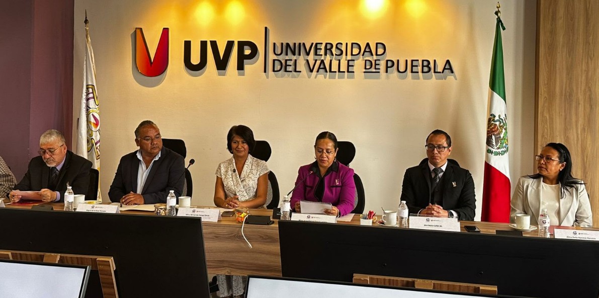 Representantes de la UTH y la UVP durante la firma del convenio.