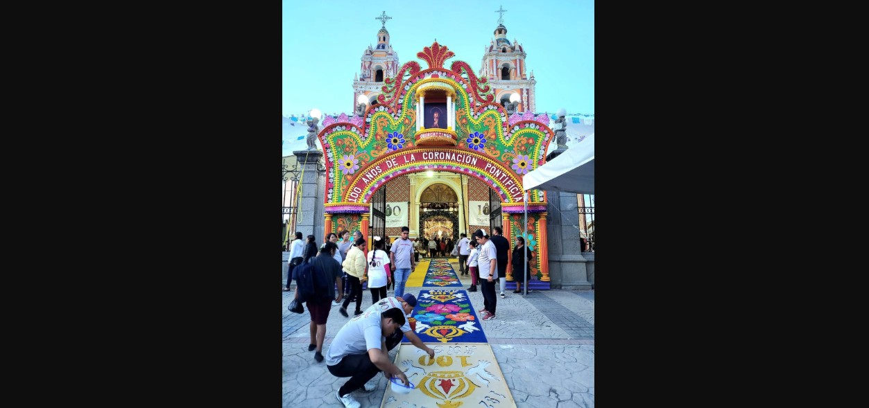 Alfombras de aserrín en las calles de Acatzingo.