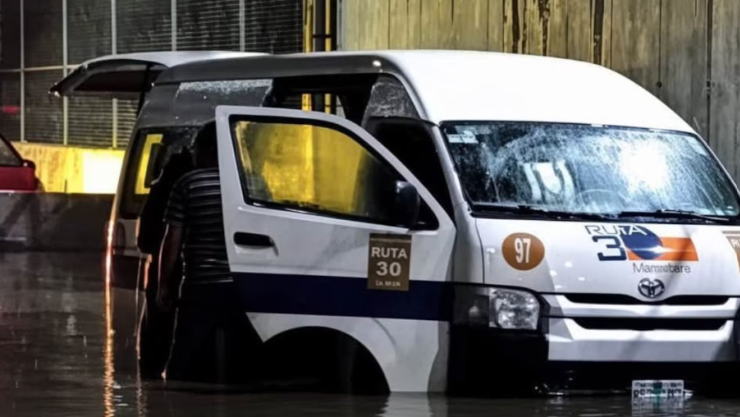 Combi atrapada en una inundación en Tultitlán